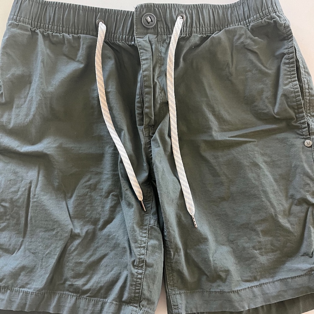 Men’s Vuori Ripstop Shorts Olive size L like new
